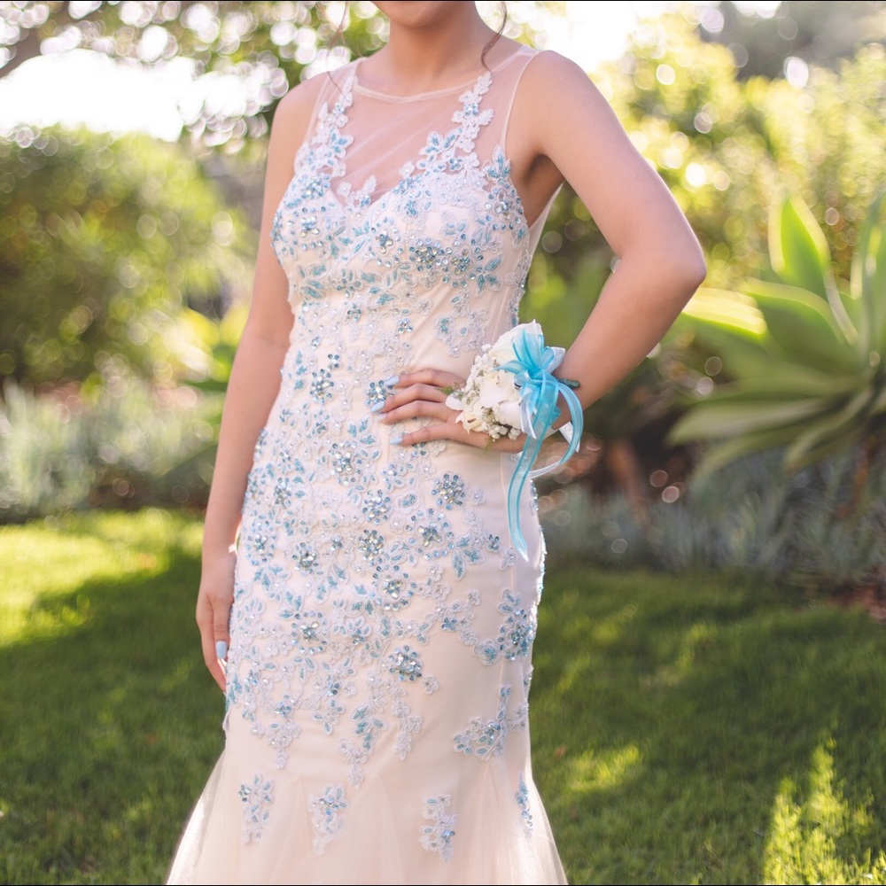 BLUE PROM DRESS (PRICE NEGOTIABLE)